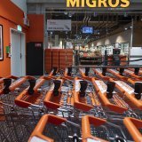 En 2022, Migros a été confronté à de nombreuses hausses de coûts, dont 250 millions rien que pour les matières premières, les emballages et l'énergie. Ces hausses de coûts ont été "en grande partie assumée" par le groupe et ont pesé sur la rentabi...